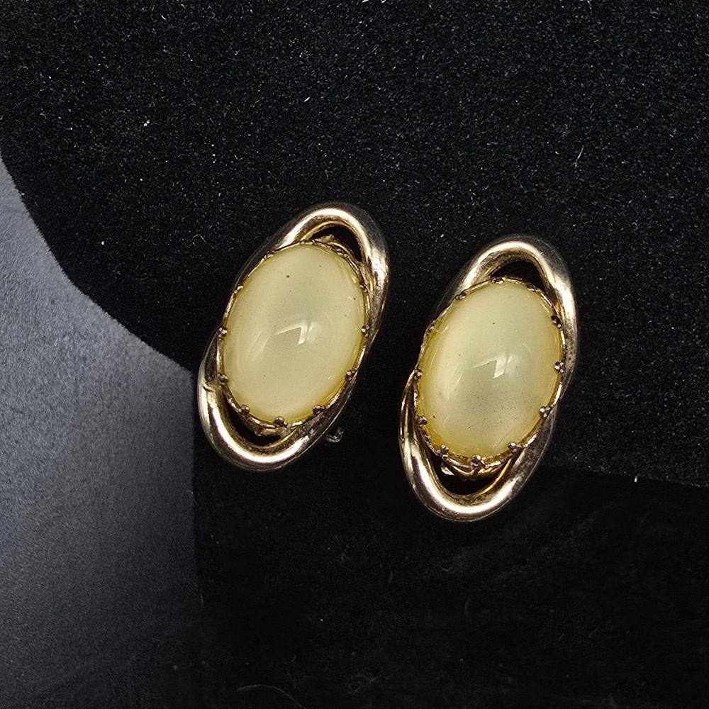 Kofin Kafin Clip On Earrings Cream Oval Vintage Jewelry
